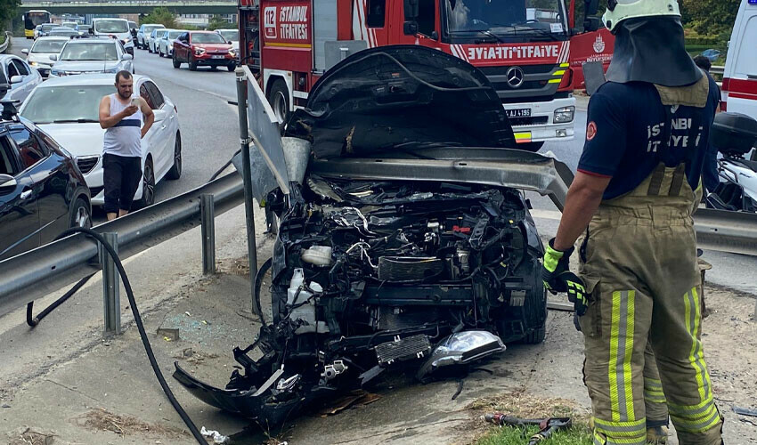 Lüks cip bariyerlere ok gibi saplandı