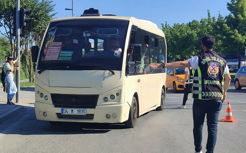 Minibüslere polis denetimi! Muayenesiz araç kullanan sürücü ‘Gün bulamıyorum’ diyerek cezaya itiraz etti Minibüslere polis denetimi! Muayenesiz araç kullanan sürücü ‘Gün bulamıyorum’ diyerek cezaya itiraz etti