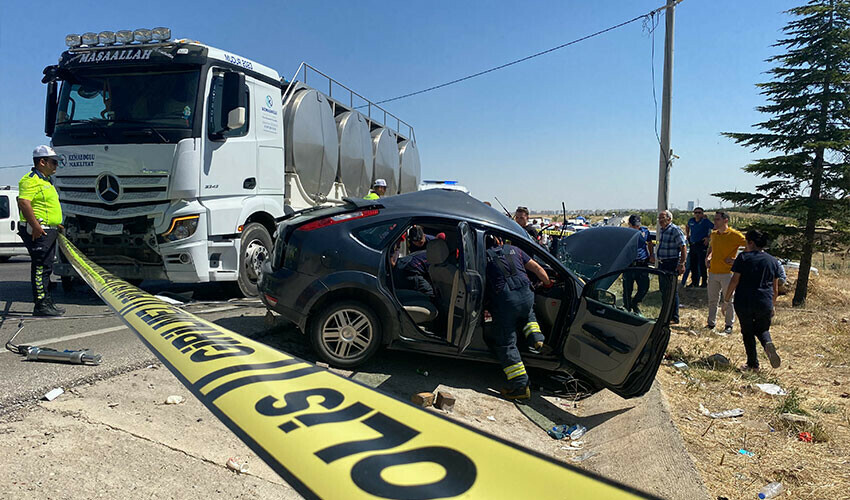Cenaze dönüşü feci kaza: Sıkıştıkları yerden güçlükle çıkarıldılar Cenaze dönüşü feci kaza: Sıkıştıkları yerden güçlükle çıkarıldılar