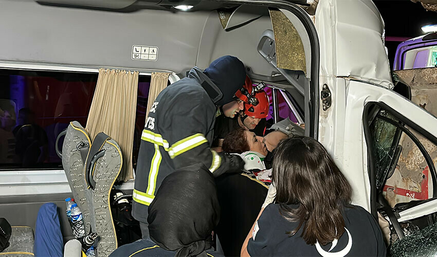 Feci kaza! Minibüs tıra ok gibi saplandı: Ölü ve çok sayıda yaralı var Feci kaza! Minibüs tıra ok gibi saplandı: Ölü ve çok sayıda yaralı var