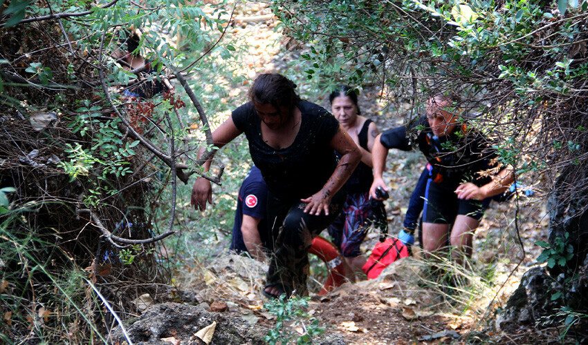 Canı ellerinin arasından kayıp gidiyordu, buz gibi suda hayata tutundu