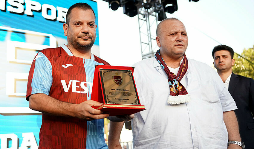 Trabzonspor, 56. kuruluş yıl dönümünü İstanbul'da kutladı! Sütlüce bordo-maviye döndü Trabzonspor, 56. kuruluş yıl dönümünü İstanbul'da kutladı! Sütlüce bordo-maviye döndü