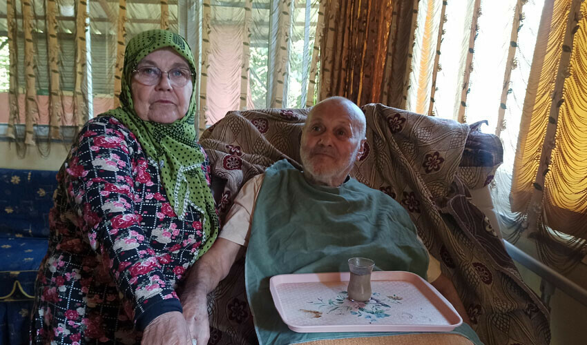 Tek isteği eşinin mutluluğu! 17 senedir bebek gibi bakıyor: Bacağını kesilmekten kurtardı