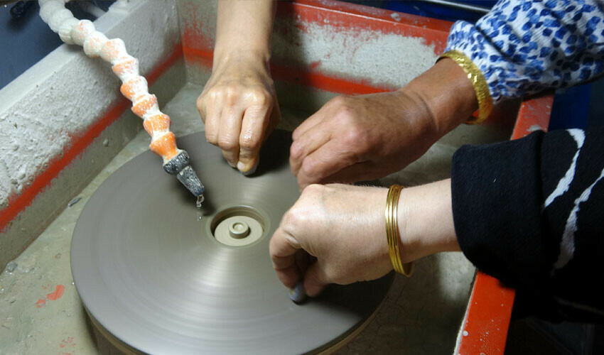 Hem şifalı hem enerji deposu! Değerli taşlar kadınların elinden çıkıyor: İşçiliği görenleri hayran bırakıyor