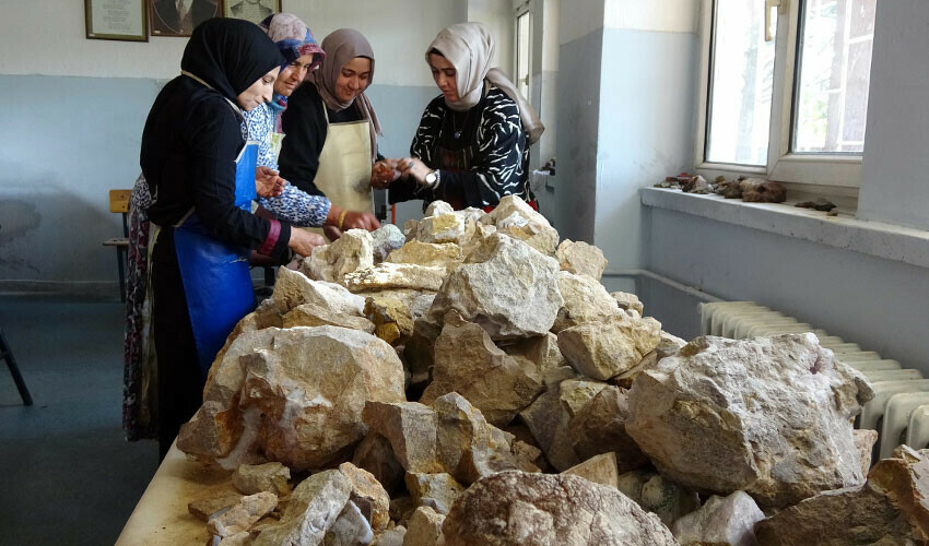 Hem şifalı hem enerji deposu! Değerli taşlar kadınların elinden çıkıyor: İşçiliği görenleri hayran bırakıyor