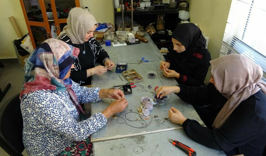 Hem şifalı hem enerji deposu! Değerli taşlar kadınların elinden çıkıyor: İşçiliği görenleri hayran bırakıyor