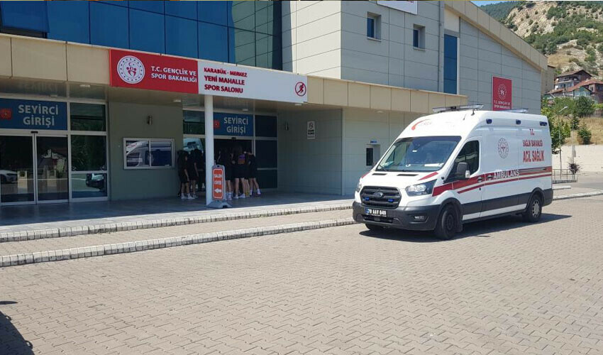 Kavgayı ayırmak için tribünden atladı: Olanlar oldu Kavgayı ayırmak için tribünden atladı: Olanlar oldu