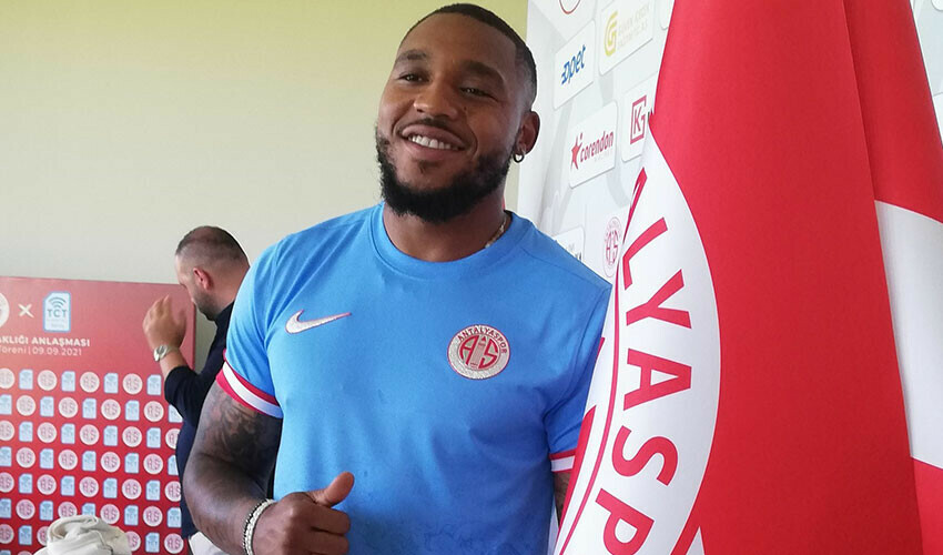 Britt Assombalonga Süper Lig'e geri döndü! Yıldız golcüyle 1+1 yıllık imzalandı Britt Assombalonga Süper Lig'e geri döndü! Yıldız golcüyle 1+1 yıllık imzalandı