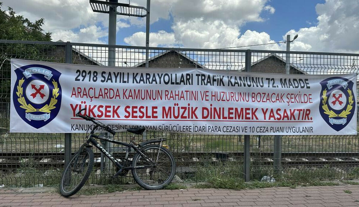 Emniyet devreye girdi! Yüksek sesli müziğe pankartlı uyarı Emniyet devreye girdi! Yüksek sesli müziğe pankartlı uyarı