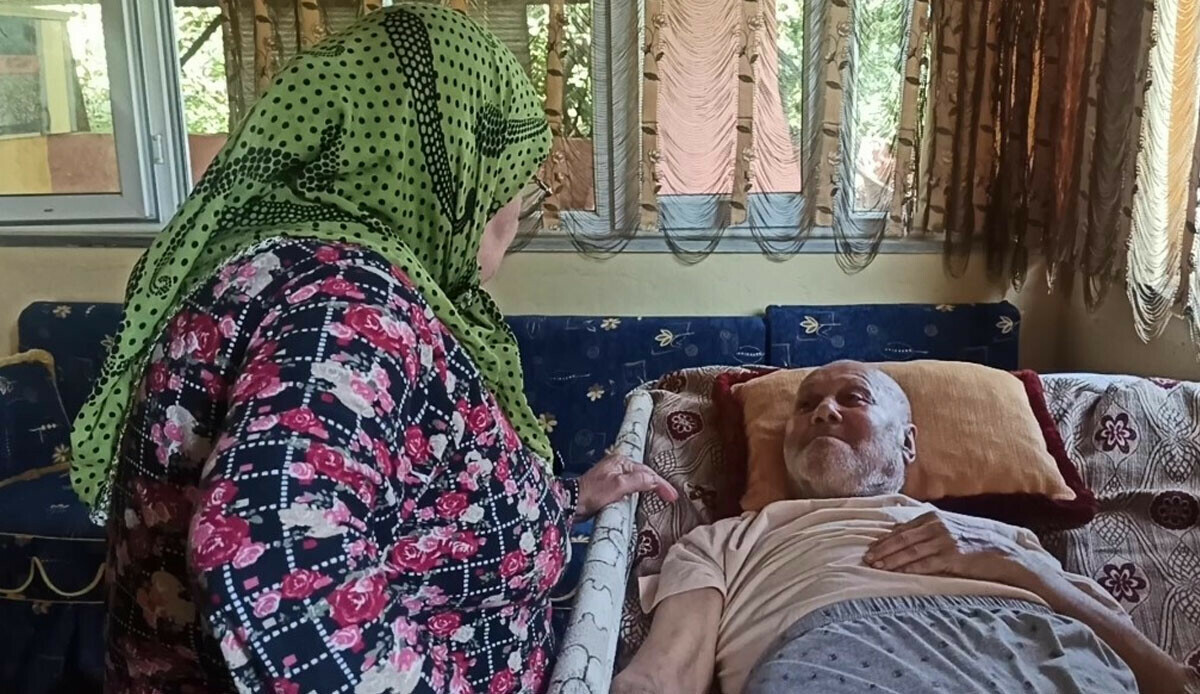 Tek isteği eşinin mutluluğu! 17 senedir bebek gibi bakıyor: Bacağını kesilmekten kurtardı Tek isteği eşinin mutluluğu! 17 senedir bebek gibi bakıyor: Bacağını kesilmekten kurtardı