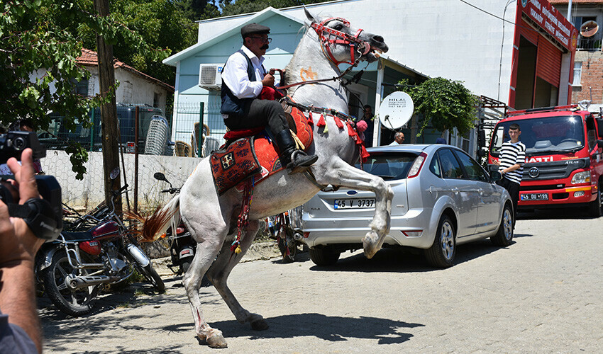 Harmandalı oynayan at görenleri şaşırttı, sahibiyle karşılıklı figürler yaptı