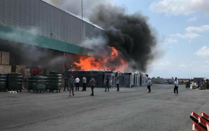 Son dakika... Çayırova'da market deposunda yangın: Çok sayıda ekip sevk edildi Son dakika... Çayırova'da market deposunda yangın: Çok sayıda ekip sevk edildi