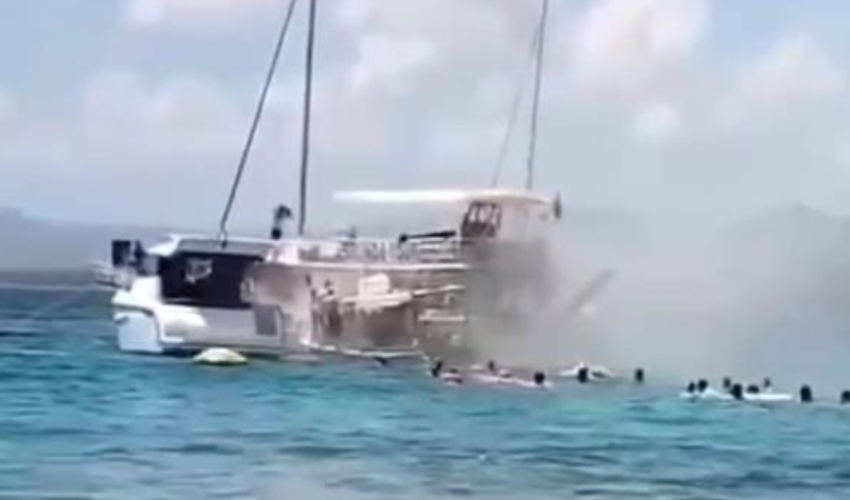 Tur teknesinde can pazarı: Yolcuların denize atlayarak kurtulduğu anlar kameralara yansıdı