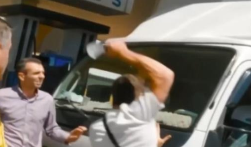Akaryakıt istasyonundaki satırlı kavga kameralara yansıdı
