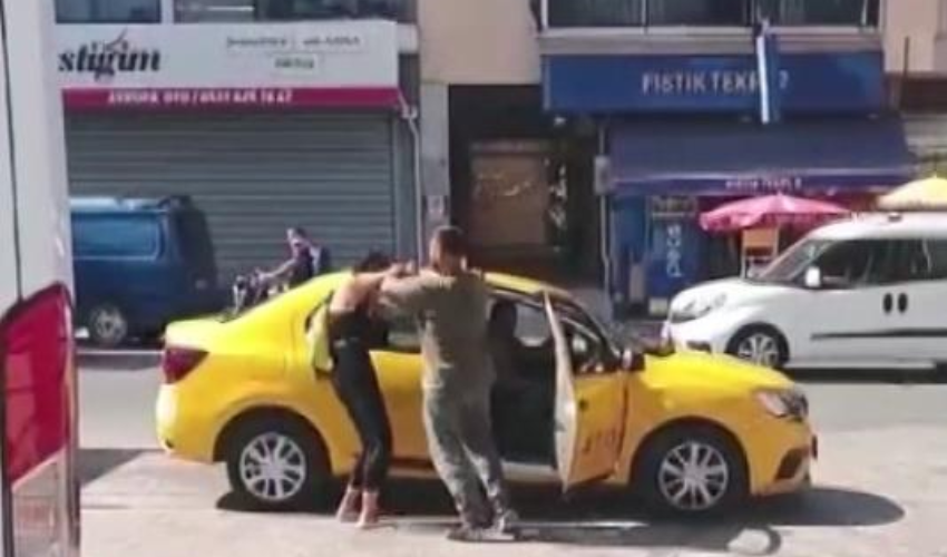 Eşini sokak ortasında bayılana kadar dövdü: O anlar saniye saniye kameralara yansıdı