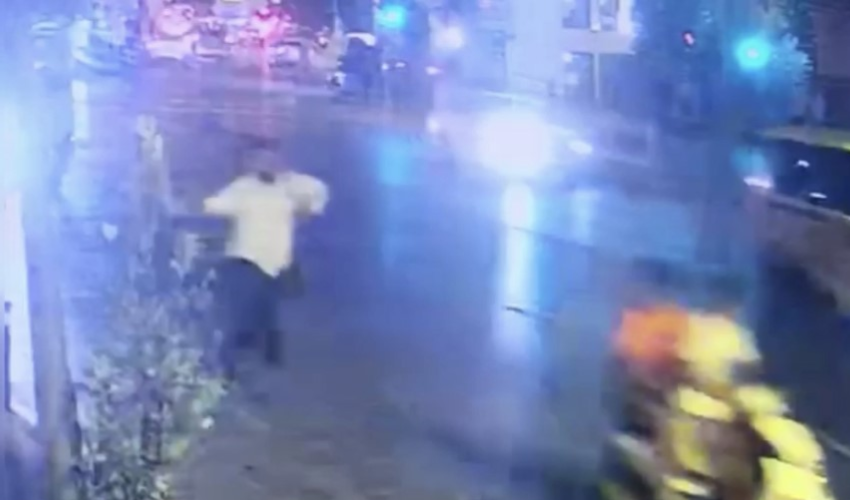 11 kişiye kapkaç yapan şahıs yakalandı: Kapkaç görüntüleri kameralara yansıdı 11 kişiye kapkaç yapan şahıs yakalandı: Kapkaç görüntüleri kameralara yansıdı