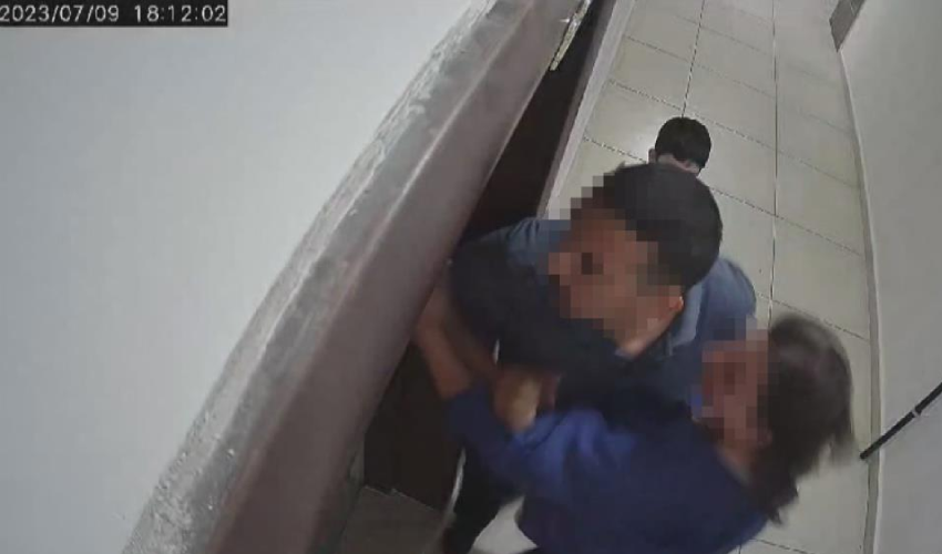 Komşusunu dövmek için boksör çağırdı: Babayı dövdüler, kızını yerlerde sürüklediler Komşusunu dövmek için boksör çağırdı: Babayı dövdüler, kızını yerlerde sürüklediler