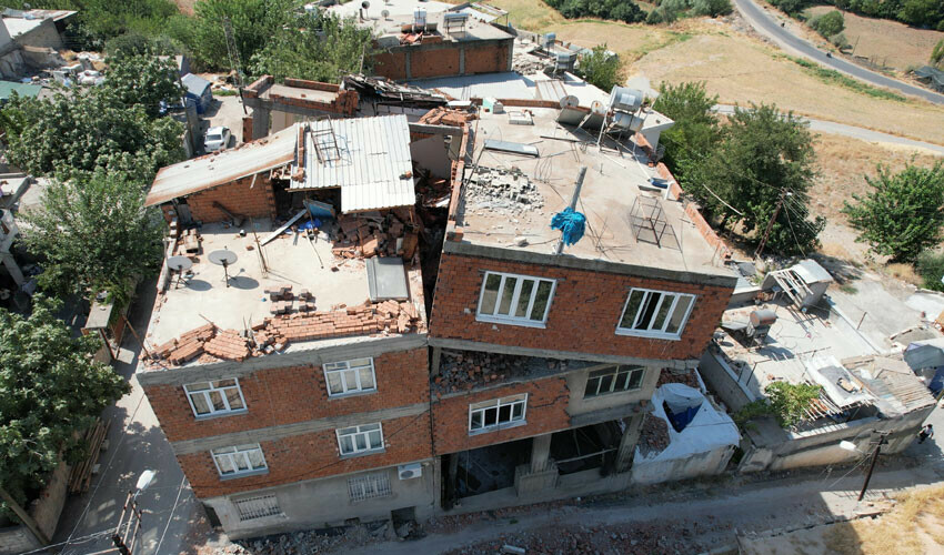 Görenler şaşkın: Binanın 3.katı yok oldu! Çevredekiler korku içinde yaşıyorlar Görenler şaşkın: Binanın 3.katı yok oldu! Çevredekiler korku içinde yaşıyorlar