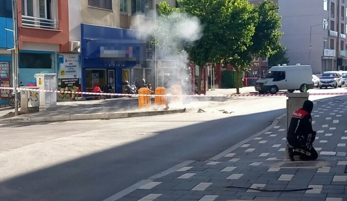 Fünye ile patlatılan şüpheli çantadan çıkanlar herkesi şaşırttı Fünye ile patlatılan şüpheli çantadan çıkanlar herkesi şaşırttı