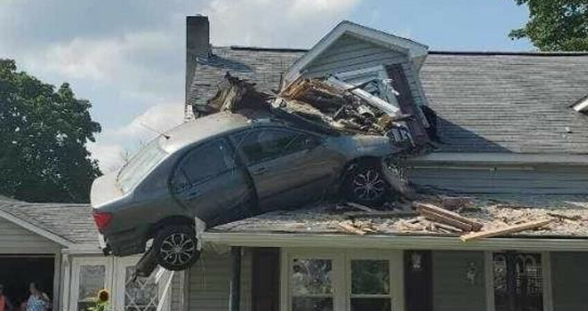 Gören şaşkın! Evin ikinci katına otomobil çarptı, ortaya ilginç görüntüler çıktı