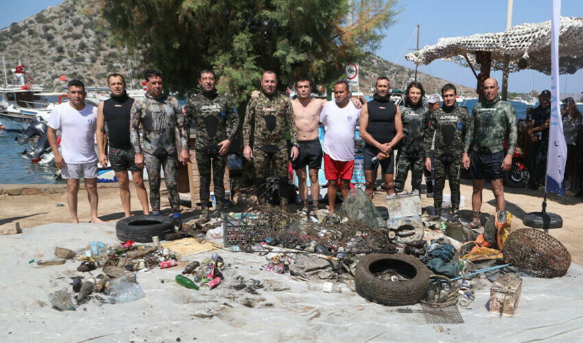 Gönüllü kahramanlar denizleri iyileştirmeye devam ediyor: 2 saatte 128 kilogram atık toplandı