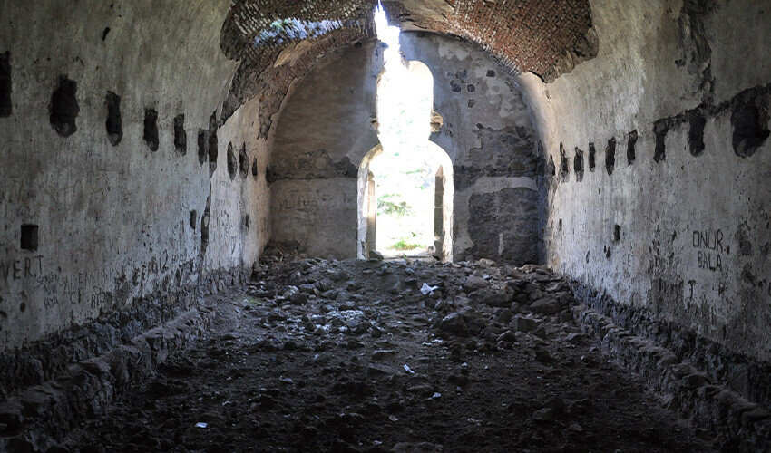 Kars'ta defineciler her yeri kazdı, vatandaşlar isyan bayrağını çekti Kars'ta defineciler her yeri kazdı, vatandaşlar isyan bayrağını çekti