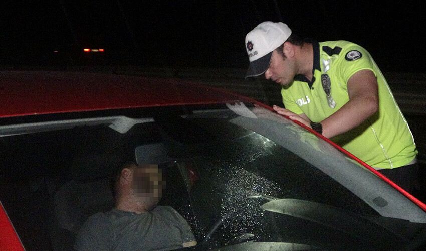 Aracının içinde uyuyakaldı: Kimi otomobili salladı kimi bağırdı, 3 saat sonra uyanınca cezadan kaçamadı