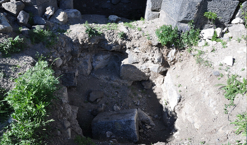 Kars'ta defineciler her yeri kazdı, vatandaşlar isyan bayrağını çekti Kars'ta defineciler her yeri kazdı, vatandaşlar isyan bayrağını çekti
