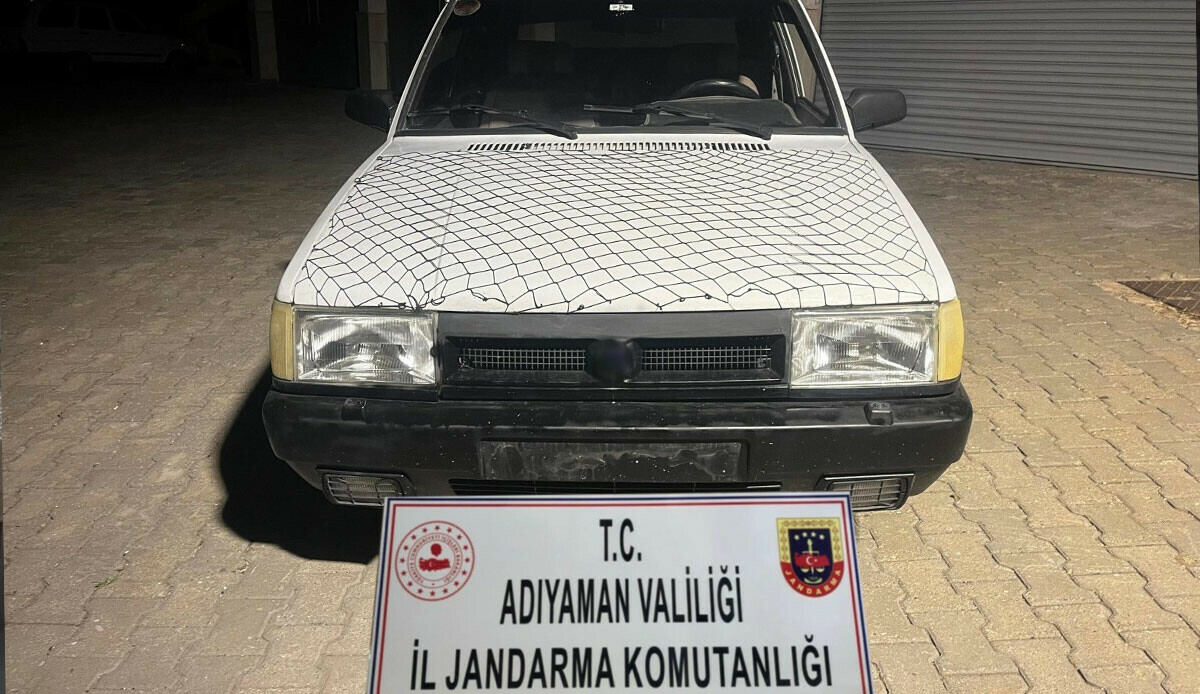 Jandarma hırsıza geçit vermedi: Çalınan otomobiline kavuştu Jandarma hırsıza geçit vermedi: Çalınan otomobiline kavuştu