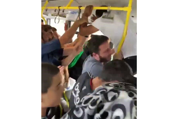 Metrobüste ‘uçan tekmeli’ yer kavgası! Ortalık savaş alanına döndü