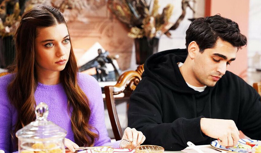 Afra Saraçoğlu (Seyran) - Mert Ramazan Demir (Ferit)