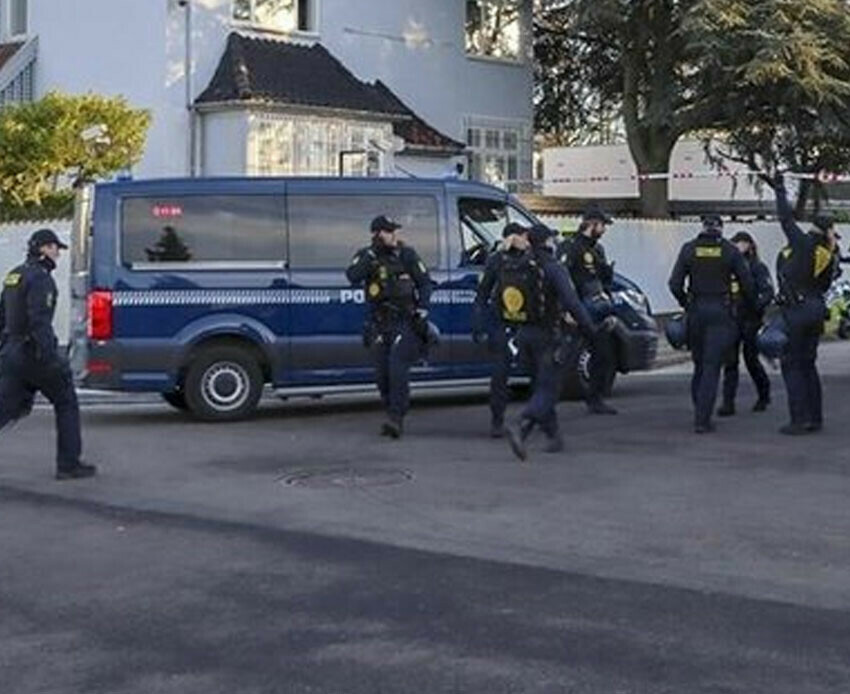 Yine aynı grup! Danimarka'da polis koruması altında Kur'an-ı Kerim'e saldırılar sürüyor Yine aynı grup! Danimarka'da polis koruması altında Kur'an-ı Kerim'e saldırılar sürüyor