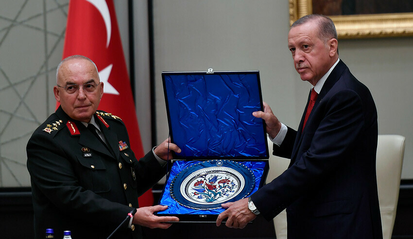 MGK'da duygusal anlar: Musa Avsever Paşa veda etti, Cumhurbaşkanı Erdoğan sarılarak teselli etti