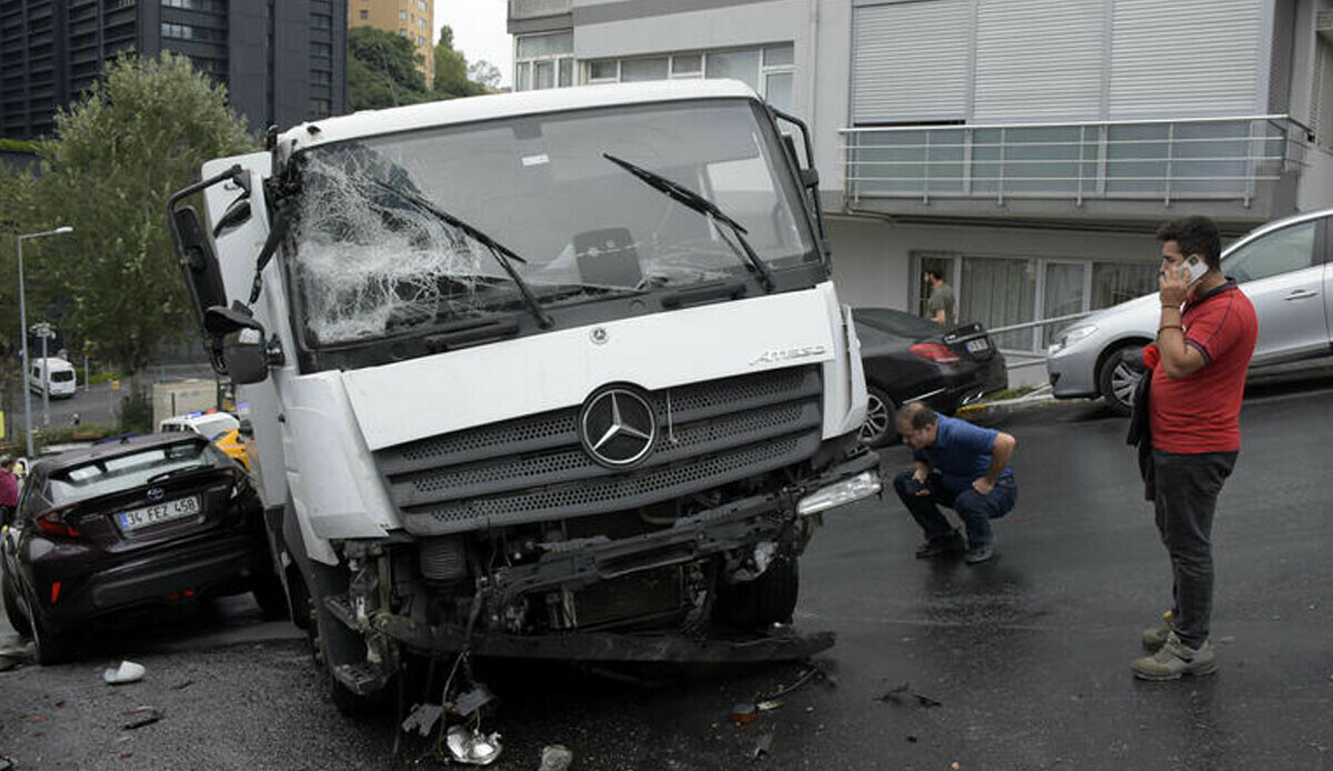 İstanbul'un göbeğinde yokuşta kayan kamyon dehşet saçtı İstanbul'un göbeğinde yokuşta kayan kamyon dehşet saçtı