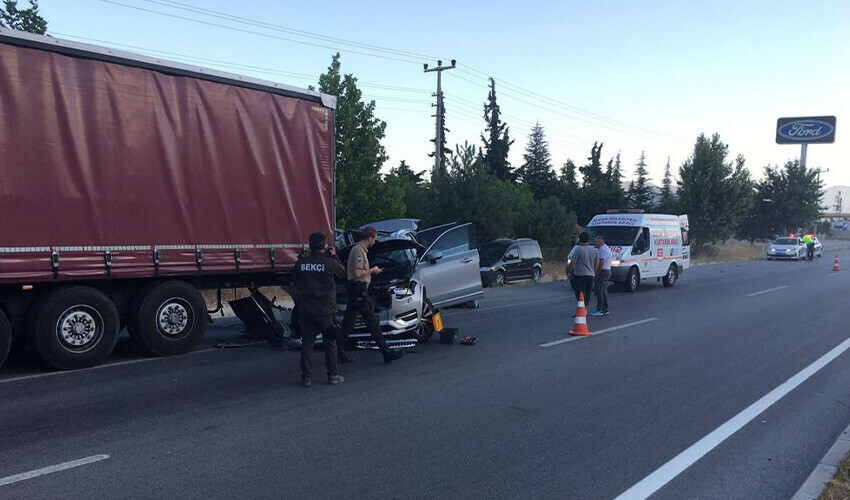 Ünlü şarkıcı Tan Taşçı kaza geçirdi, aracı tırın altına girdi Ünlü şarkıcı Tan Taşçı kaza geçirdi, aracı tırın altına girdi