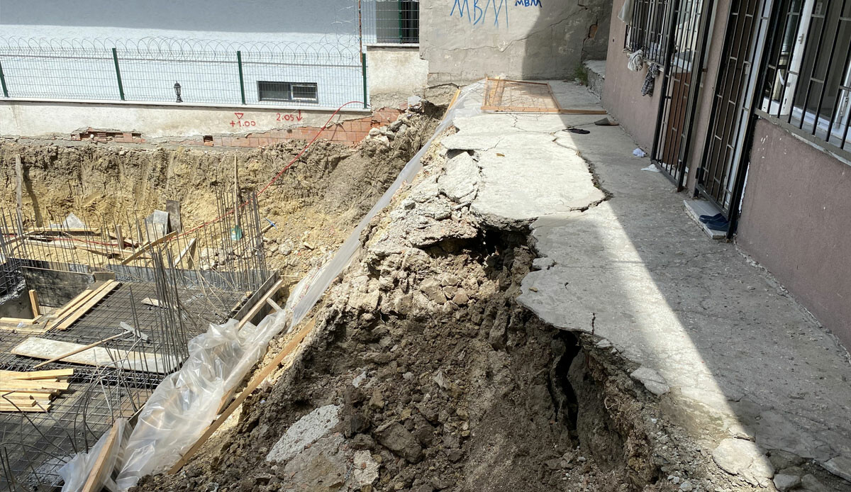 İstanbul'da 7 katlı binada hasar oluştu: Depremi şimdi yaşayacağız İstanbul'da 7 katlı binada hasar oluştu: Depremi şimdi yaşayacağız