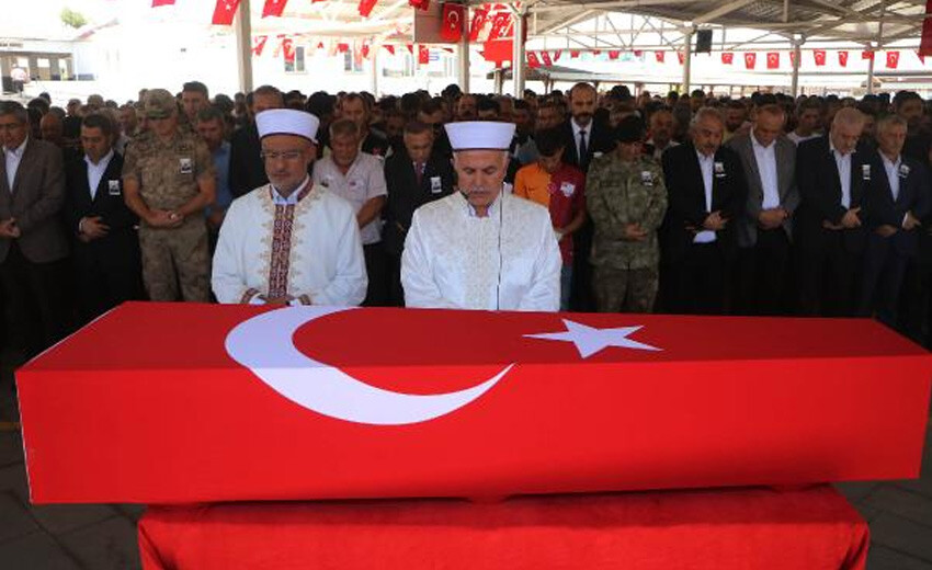 Pençe-Kilit şehitlerine son görev: Cenaze törenlerinde yürek yakan kareler...
