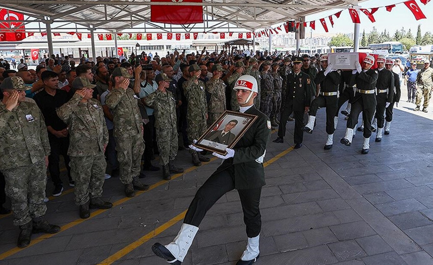 Pençe-Kilit şehitlerine son görev: Cenaze törenlerinde yürek yakan kareler...