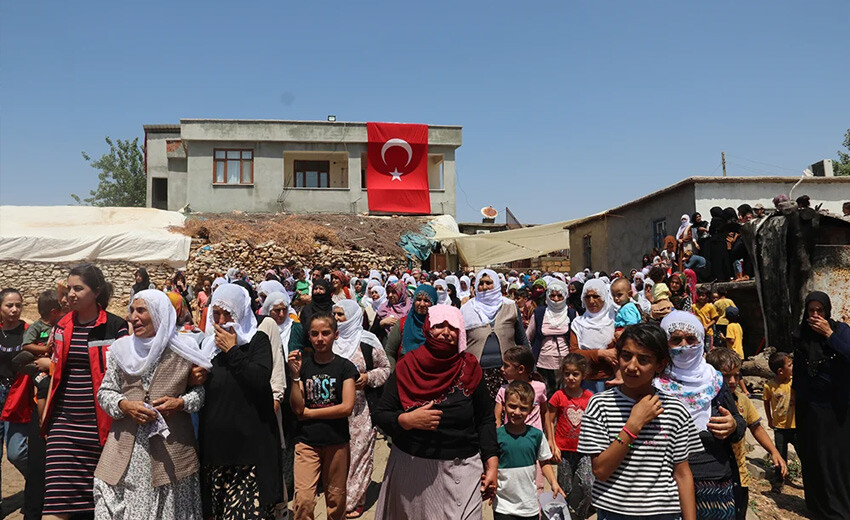 Pençe-Kilit şehitlerine son görev: Cenaze törenlerinde yürek yakan kareler...