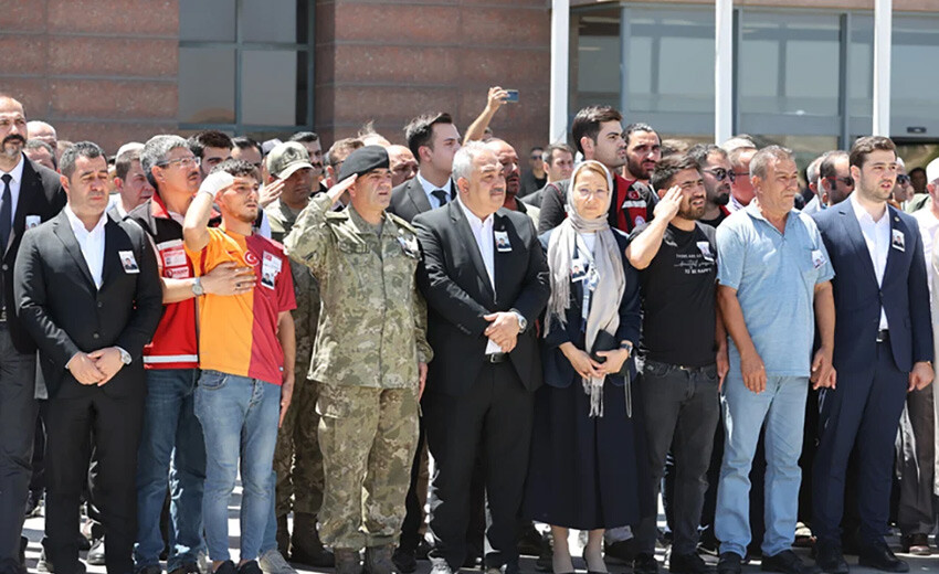 Pençe-Kilit şehitlerine son görev: Cenaze törenlerinde yürek yakan kareler...