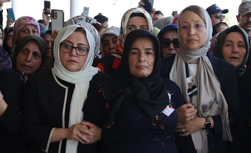 Pençe-Kilit şehitlerine son görev: Cenaze törenlerinde yürek yakan kareler...