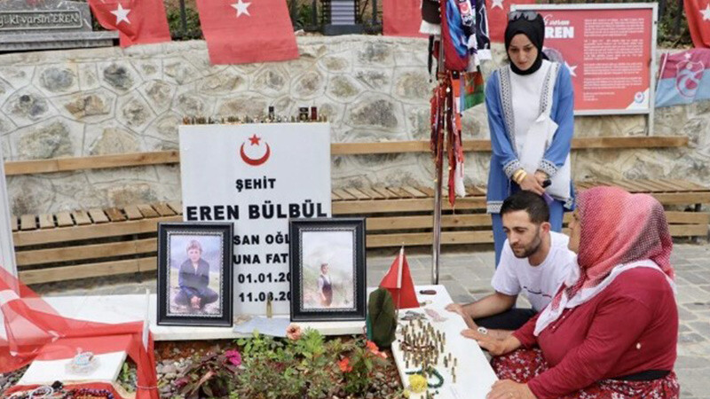 Şehit Eren Bülbül’ün ölümünün üzerinden 6 yıl geçti! Annesinin söyledikleri yürekleri dağladı Eren Bülbül- mezarı başı