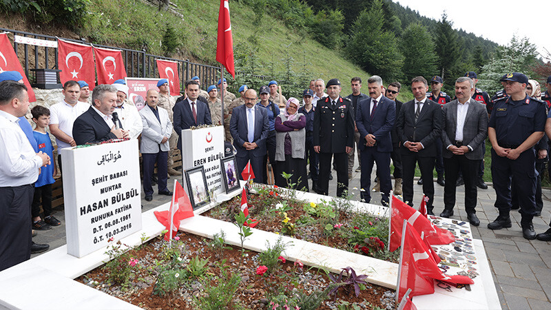 Şehit Eren Bülbül’ün ölümünün üzerinden 6 yıl geçti! Annesinin söyledikleri yürekleri dağladı Eren Bülbül mezar başı- 6. yıl