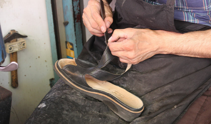 Ayakkabı tamircilerinin işleri rast gidiyor: Sandalet ve terlik için talep yoğun
