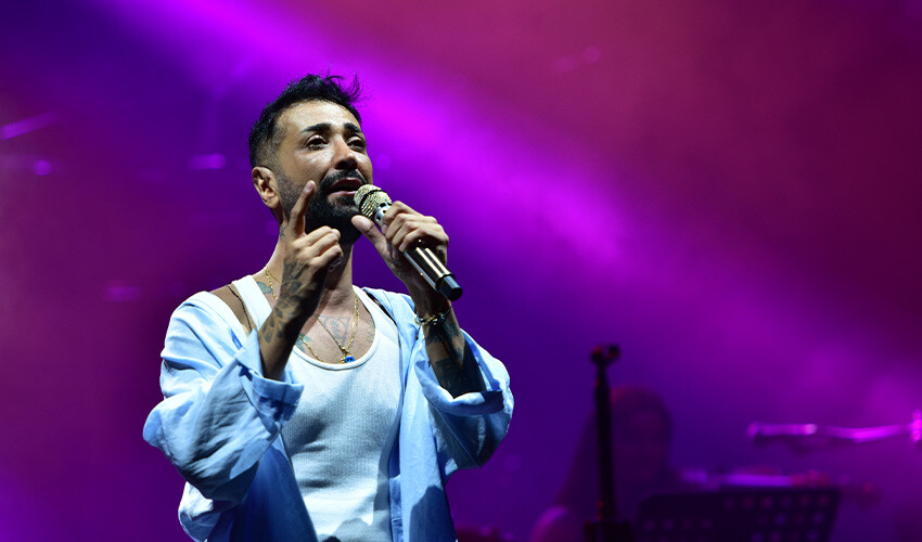 Tan Taşçı geçirdiği kazaya rağmen sahneye çıktı, hayranlarının yoğun ilgisi duygulandırdı Tan Taşçı geçirdiği kazaya rağmen sahneye çıktı, hayranlarının yoğun ilgisi duygulandırdı