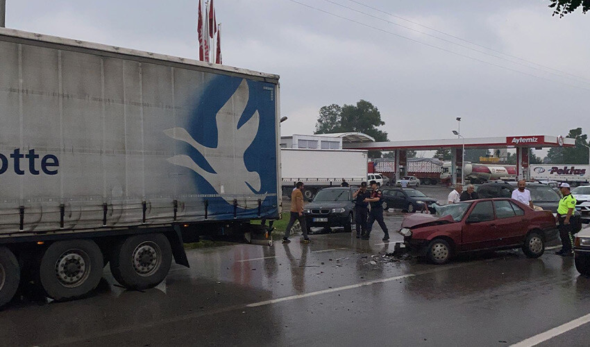 Tıra arkadan çarptı: Korkunç kazada 1 ölü 2 yaralı