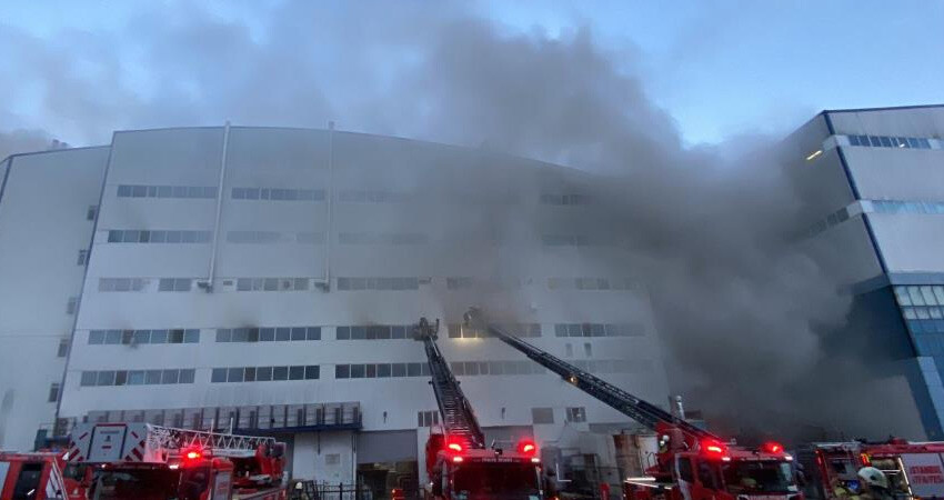 Arnavutköy'de yangın!  4 katlı cam üretim fabrikası alevlere teslim: 1 itfaiye eri yaralandı Arnavutköy'de yangın!  4 katlı cam üretim fabrikası alevlere teslim: 1 itfaiye eri yaralandı