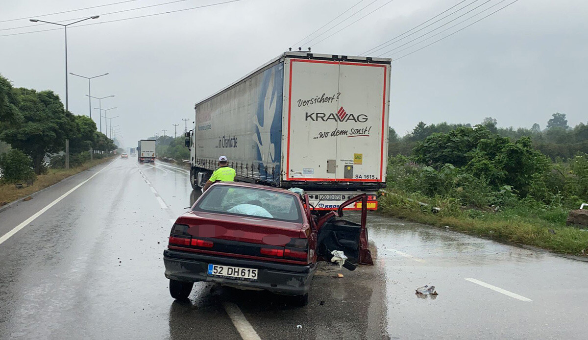 Tıra arkadan çarptı: Korkunç kazada 1 ölü 2 yaralı Tıra arkadan çarptı: Korkunç kazada 1 ölü 2 yaralı