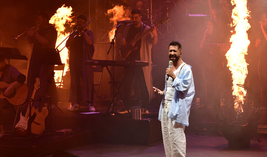 Tan Taşçı geçirdiği kazaya rağmen sahneye çıktı, hayranlarının yoğun ilgisi duygulandırdı Tan Taşçı geçirdiği kazaya rağmen sahneye çıktı, hayranlarının yoğun ilgisi duygulandırdı