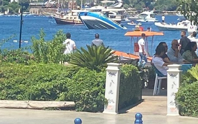 Kurtarma çabaları çaresiz kaldı! Bodrum’da lüks motoryat dakikalar için suya gömüldü Kurtarma çabaları çaresiz kaldı! Bodrum’da lüks motoryat dakikalar için suya gömüldü